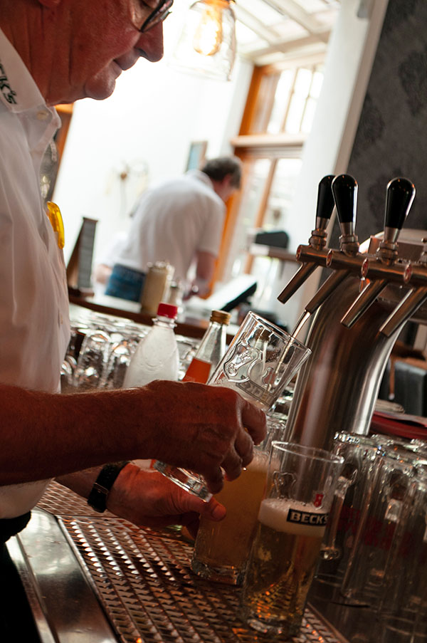 Bier zapfen an der Bar